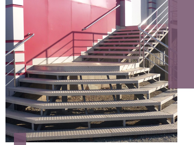 Лестницы для магазина в Копейске — изготовление и монтаж